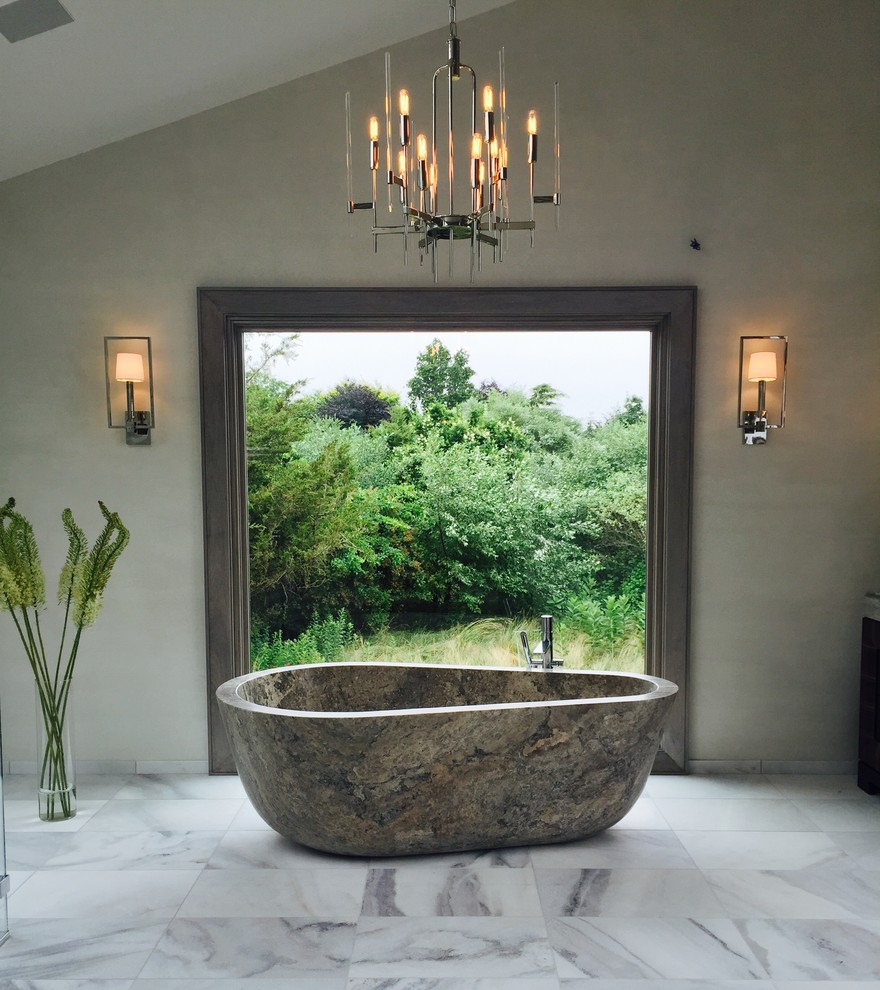 На фото: главная ванная комната в современном стиле с плоскими фасадами, серыми фасадами, угловым душем, серой плиткой, белыми стенами, полом из керамической плитки и накладной раковиной