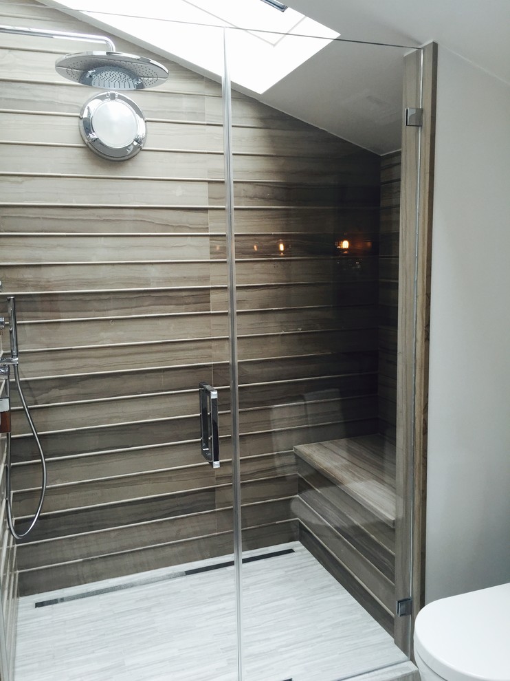 Idéer för ett modernt en-suite badrum, med en hörndusch, grå kakel, vita väggar och klinkergolv i keramik
