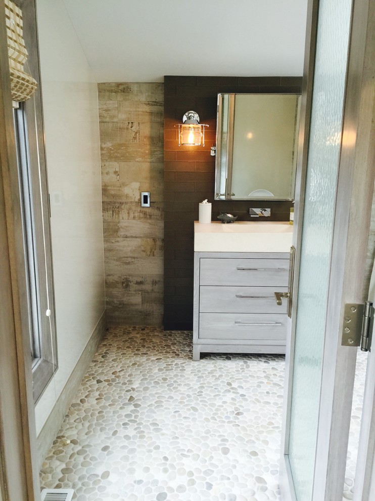 Idee per una stanza da bagno padronale moderna con ante lisce, ante grigie, doccia ad angolo, piastrelle grigie, pareti bianche, pavimento con piastrelle in ceramica, lavabo da incasso e top in quarzite