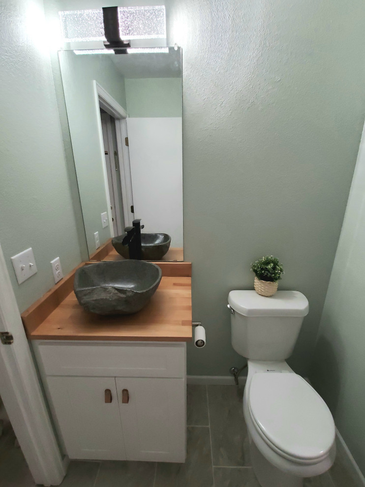 Idéer för att renovera ett litet funkis brun brunt badrum, med skåp i shakerstil, vita skåp, gröna väggar, klinkergolv i keramik, ett fristående handfat, träbänkskiva och flerfärgat golv