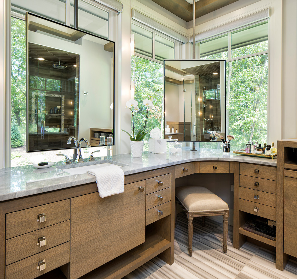Foto de cuarto de baño principal contemporáneo con armarios con paneles lisos, puertas de armario de madera oscura, lavabo bajoencimera y ventanas