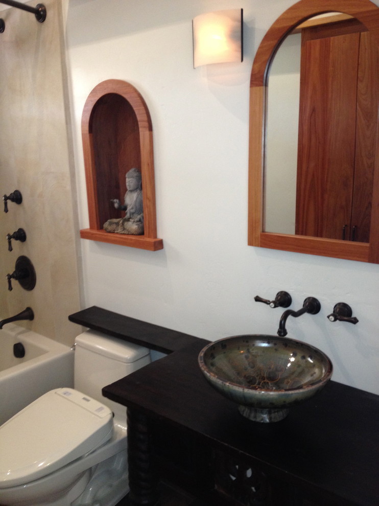 Inspiration för ett orientaliskt badrum, med ett fristående handfat, ett badkar i en alkov, en bidé, möbel-liknande, skåp i mörkt trä och träbänkskiva