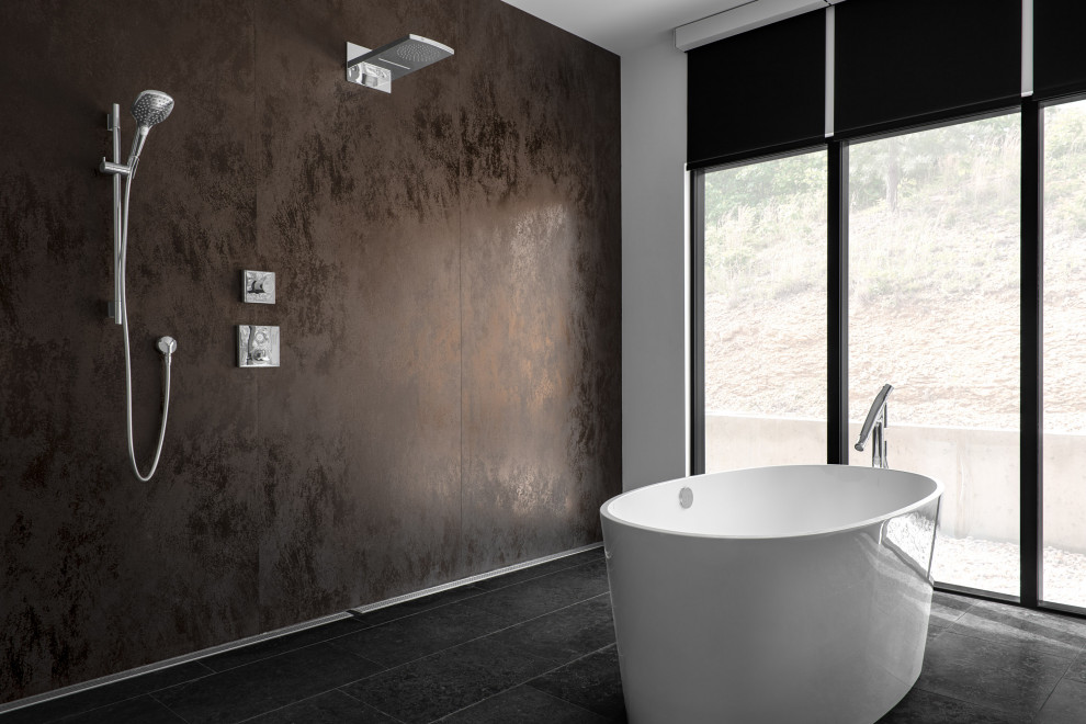 Idee per una stanza da bagno padronale moderna con vasca freestanding, pavimento in pietra calcarea e pavimento grigio