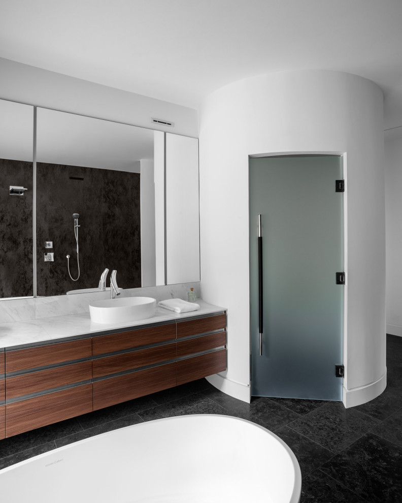 Источник вдохновения для домашнего уюта: главная ванная комната в стиле модернизм с отдельно стоящей ванной, полом из известняка и серым полом