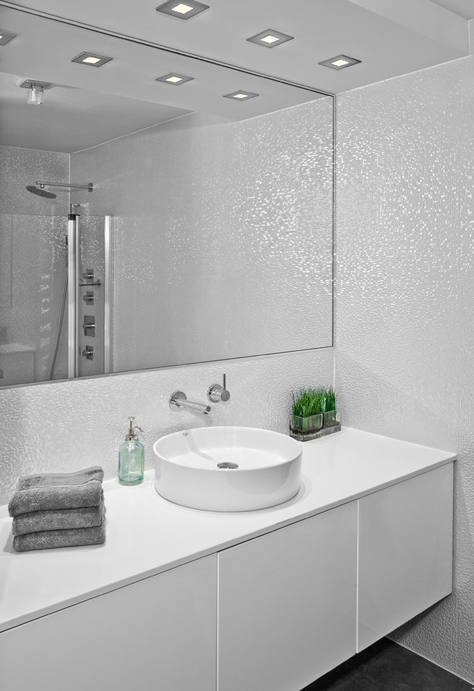 Esempio di una stanza da bagno contemporanea con lavabo a bacinella, ante lisce, ante bianche, doccia alcova, piastrelle bianche e piastrelle a mosaico