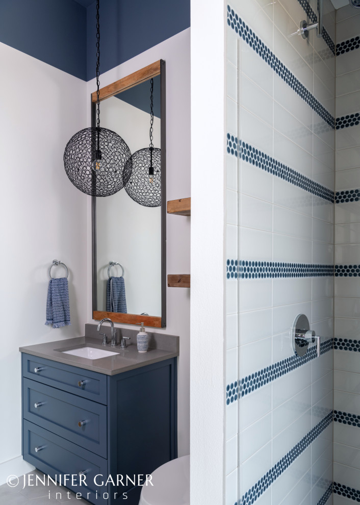 Exempel på ett mellanstort modernt grå grått badrum för barn, med släta luckor, blå skåp, blå kakel, keramikplattor, blå väggar, ett undermonterad handfat och bänkskiva i kvartsit