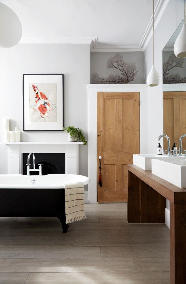 Bild på ett stort funkis en-suite badrum, med möbel-liknande, skåp i mellenmörkt trä, ett badkar med tassar, en öppen dusch, en vägghängd toalettstol, grå väggar, klinkergolv i porslin, ett piedestal handfat och grått golv