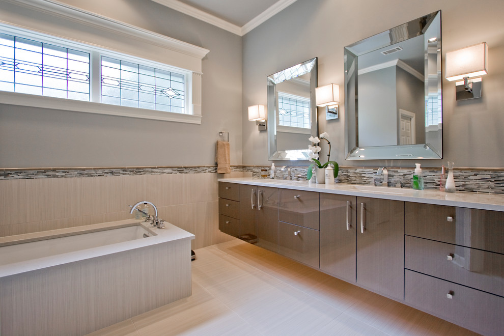 Пример оригинального дизайна: ванная комната в современном стиле с врезной раковиной, плоскими фасадами, коричневыми фасадами, полновстраиваемой ванной, бежевой плиткой и удлиненной плиткой