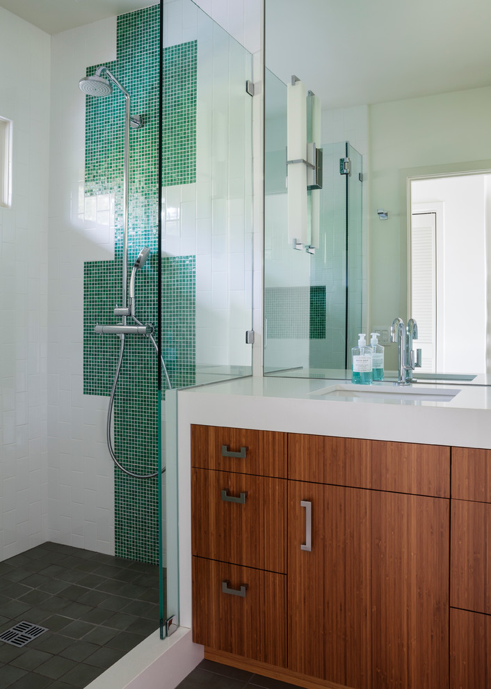 Kleines Modernes Badezimmer mit Unterbauwaschbecken, flächenbündigen Schrankfronten, hellbraunen Holzschränken, Quarzwerkstein-Waschtisch, Duschnische, Toilette mit Aufsatzspülkasten, farbigen Fliesen, Keramikfliesen, weißer Wandfarbe und Porzellan-Bodenfliesen in San Diego