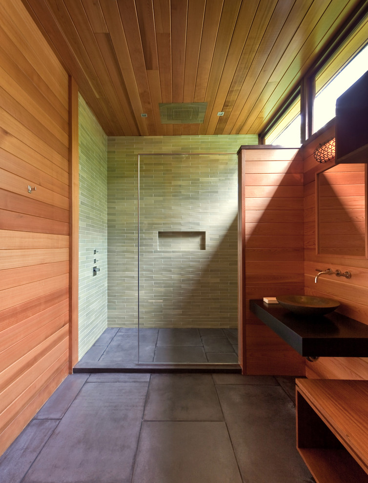 Foto de cuarto de baño minimalista con lavabo sobreencimera, ducha abierta, baldosas y/o azulejos de cemento, ducha abierta y ventanas