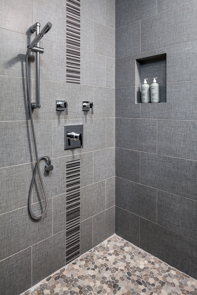 Mittelgroßes Modernes Badezimmer mit Aufsatzwaschbecken, Quarzwerkstein-Waschtisch, Duschnische, grauen Fliesen, Porzellanfliesen, grauer Wandfarbe und Kiesel-Bodenfliesen in Portland