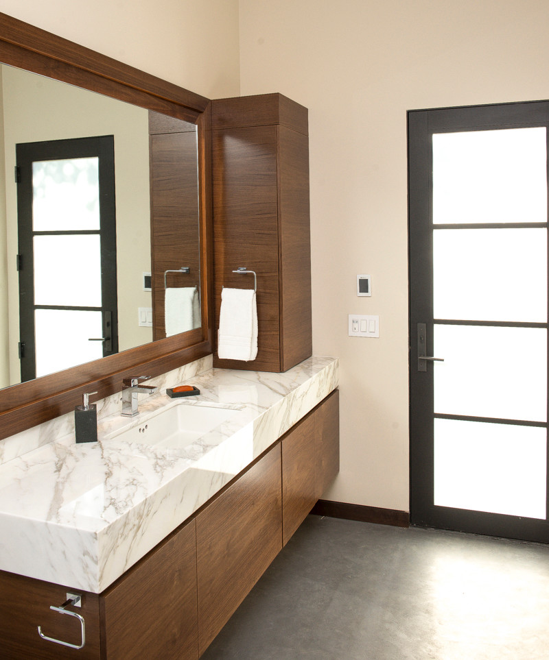 Idéer för mellanstora funkis vitt en-suite badrum, med släta luckor, skåp i mellenmörkt trä, en öppen dusch, en toalettstol med hel cisternkåpa, marmorkakel, betonggolv, ett nedsänkt handfat, marmorbänkskiva, grått golv, med dusch som är öppen och vita väggar