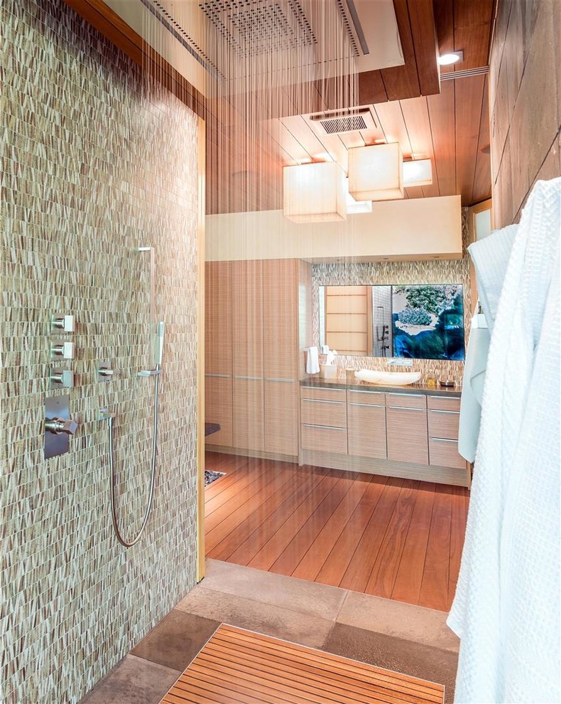 Modelo de cuarto de baño contemporáneo con armarios con paneles lisos, puertas de armario de madera clara, ducha abierta, baldosas y/o azulejos multicolor, lavabo sobreencimera y ducha abierta