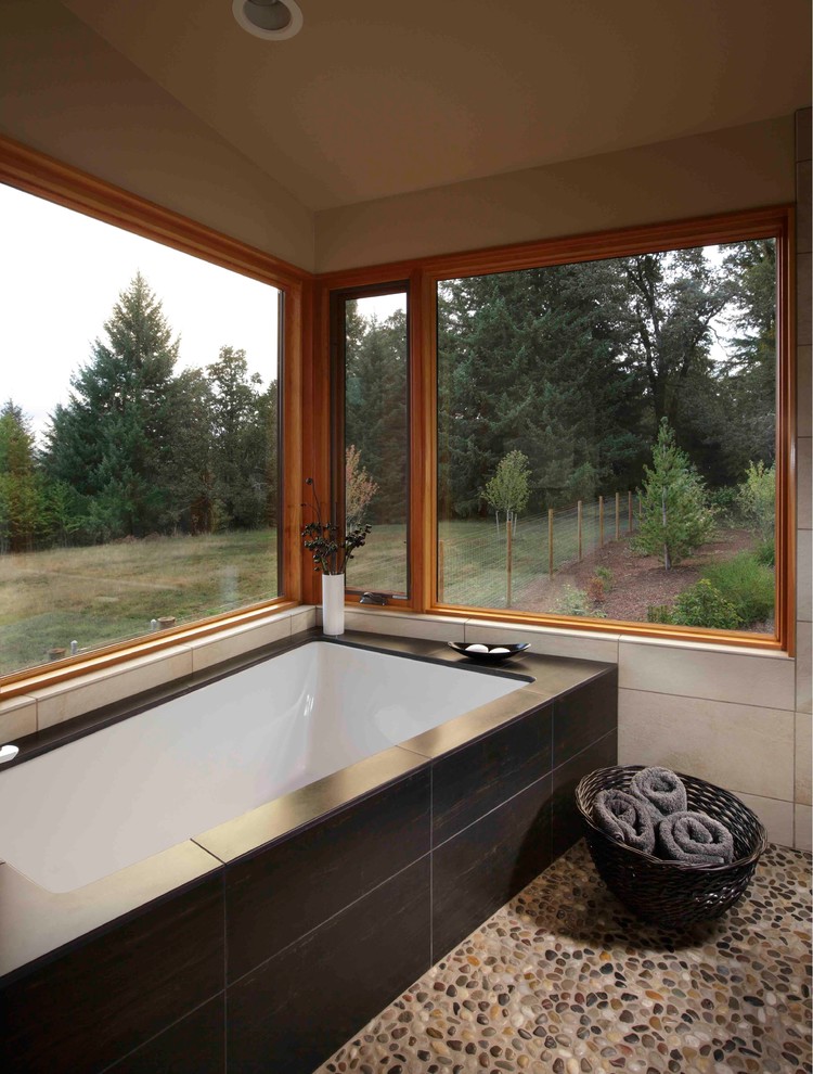 Aménagement d'une salle de bain principale contemporaine de taille moyenne avec un lavabo encastré, une douche ouverte, un carrelage beige, un mur beige, un sol en galet et une baignoire encastrée.