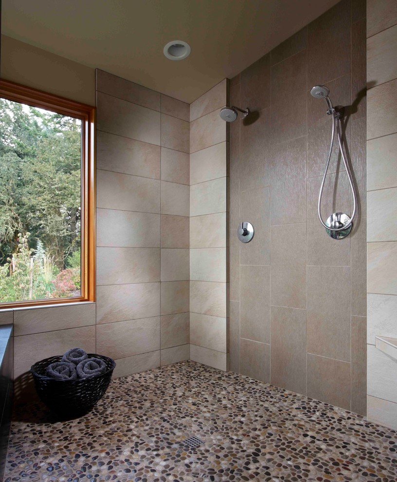 Стильный дизайн: главная ванная комната среднего размера в современном стиле с открытым душем, бежевой плиткой, накладной ванной, керамической плиткой, полом из галечной плитки и открытым душем - последний тренд