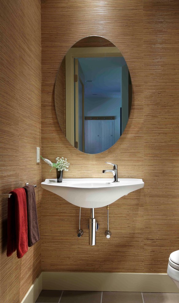 Diseño de cuarto de baño actual pequeño con lavabo suspendido, ducha abierta, sanitario de una pieza, paredes beige y aseo y ducha