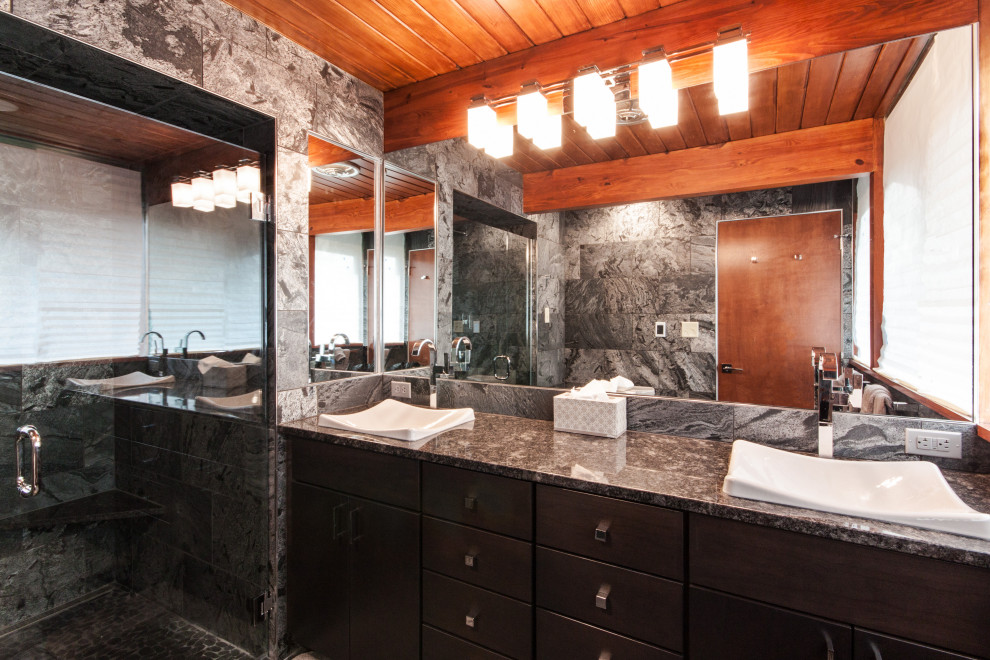 Cette photo montre une salle de bain principale rétro en bois brun de taille moyenne avec un placard à porte plane, une douche à l'italienne, du carrelage en ardoise, un mur gris, un sol en carrelage de porcelaine, un lavabo posé, un plan de toilette en granite, un sol gris, une cabine de douche à porte battante, meuble double vasque, meuble-lavabo encastré et un plafond en bois.