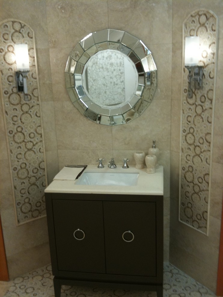 Imagen de cuarto de baño principal tradicional grande con armarios estilo shaker, puertas de armario de madera en tonos medios, baldosas y/o azulejos beige y baldosas y/o azulejos de cerámica