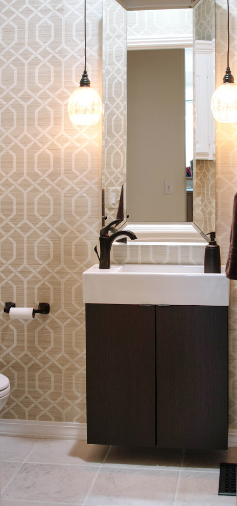 Foto di una piccola stanza da bagno design con ante lisce, ante in legno bruno, WC monopezzo, piastrelle bianche, piastrelle in ceramica, pareti beige, pavimento con piastrelle in ceramica e lavabo sospeso