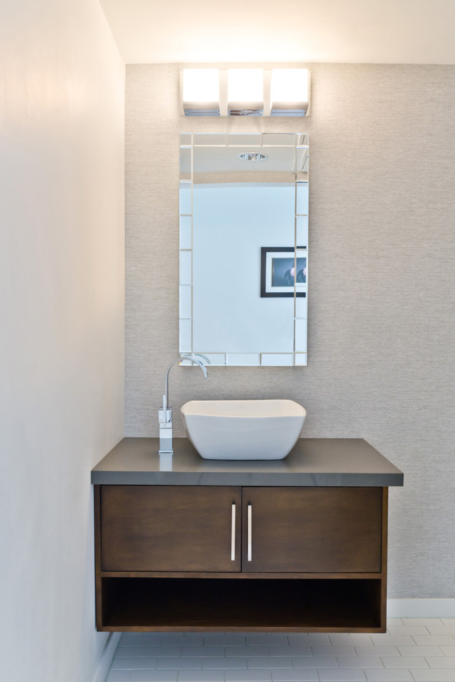 Ejemplo de cuarto de baño rectangular minimalista con lavabo sobreencimera