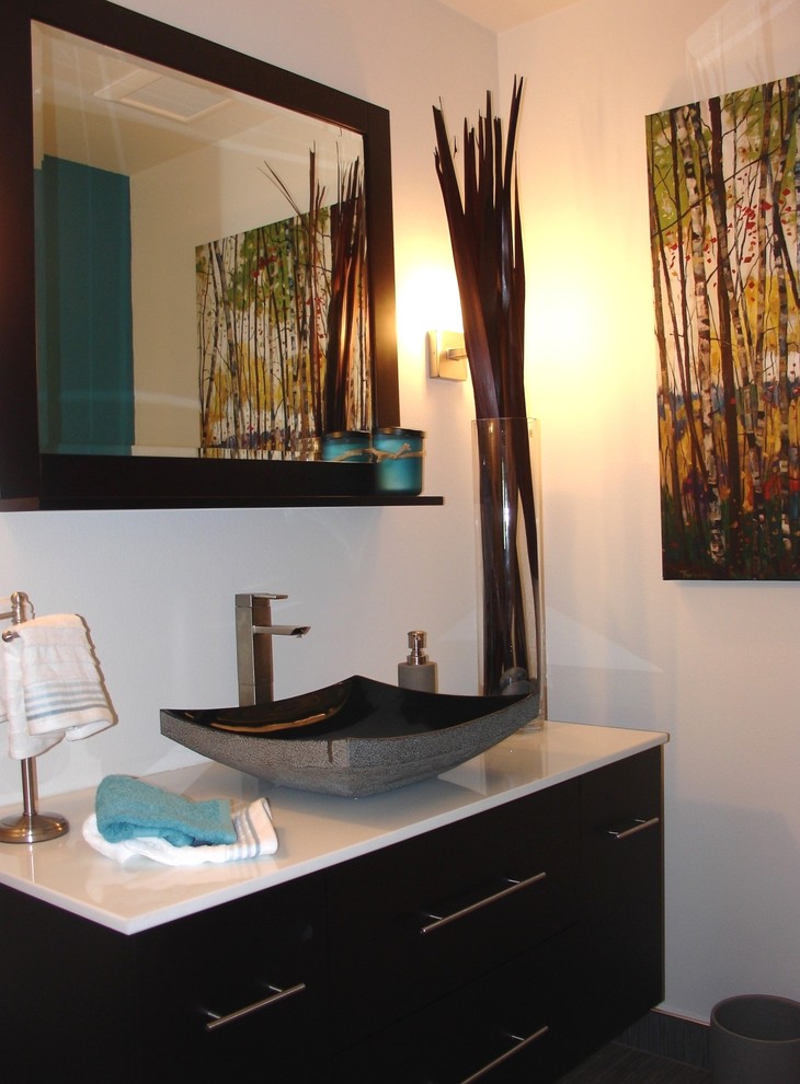 Идея дизайна: маленькая ванная комната в современном стиле с черными фасадами, унитазом-моноблоком, серой плиткой, синими стенами, настольной раковиной, столешницей из искусственного кварца, керамогранитной плиткой и полом из керамогранита для на участке и в саду