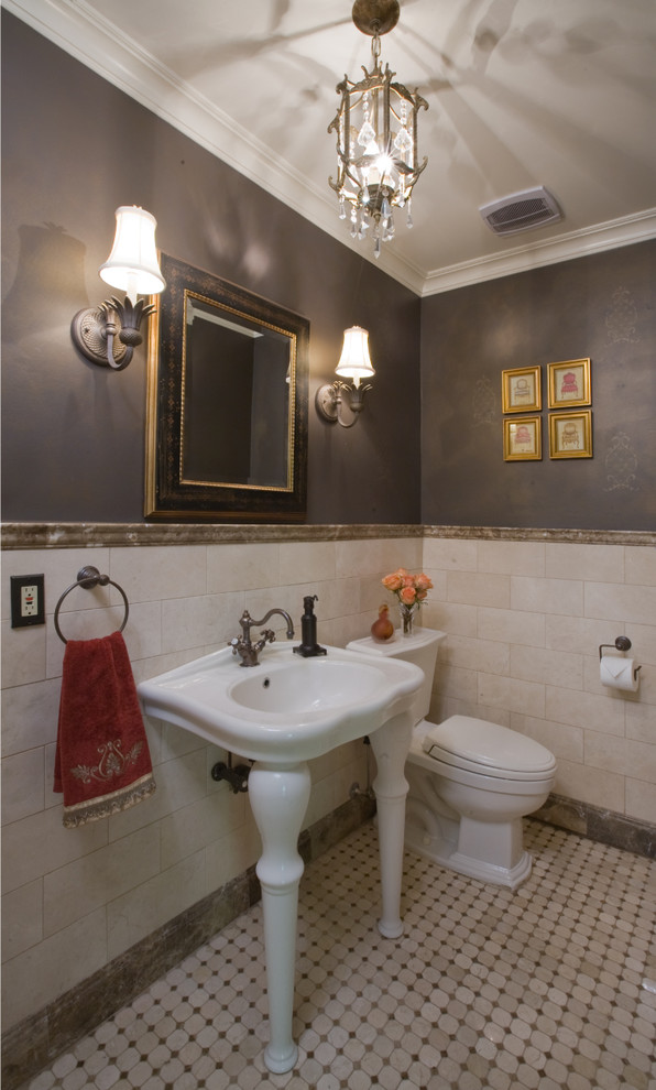 Idéer för att renovera ett mellanstort vintage badrum med dusch, med en toalettstol med hel cisternkåpa, flerfärgad kakel, stenkakel, grå väggar, klinkergolv i porslin, ett piedestal handfat och grått golv