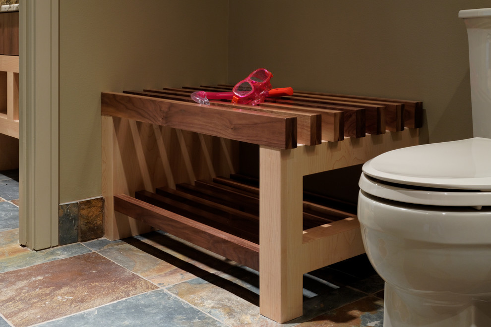 Idée de décoration pour une très grande salle de bain tradition en bois clair avec un placard à porte plane, WC séparés, un mur beige et un sol en ardoise.