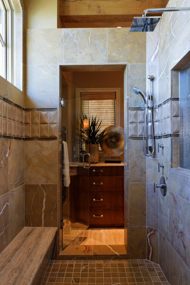 Modern inredning av ett mycket stort en-suite badrum, med släta luckor, skåp i mörkt trä, bänkskiva i kalksten, en dubbeldusch, beige kakel, stenkakel, beige väggar och kalkstensgolv