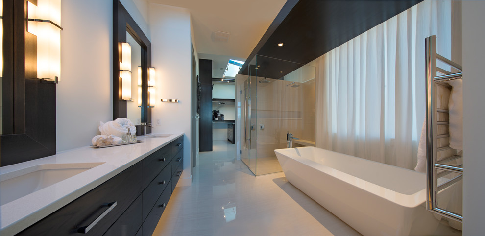 Großes Modernes Badezimmer En Suite mit freistehender Badewanne, bodengleicher Dusche, Unterbauwaschbecken und offener Dusche in Vancouver