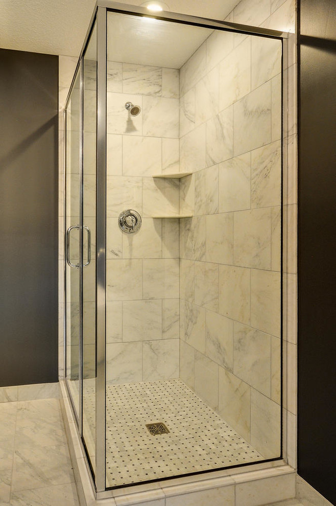 Idéer för mellanstora vintage en-suite badrum, med en hörndusch, grå kakel, marmorkakel, grå väggar, marmorgolv, grått golv och dusch med gångjärnsdörr