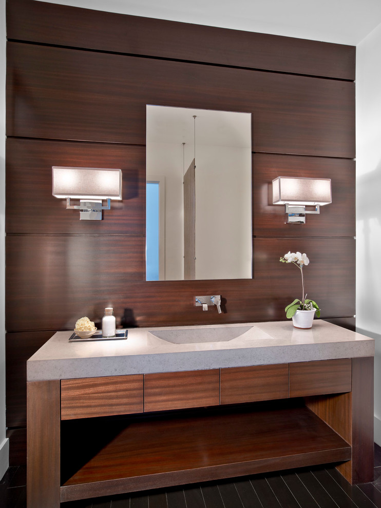 Imagen de cuarto de baño actual con armarios abiertos, puertas de armario de madera oscura y lavabo integrado