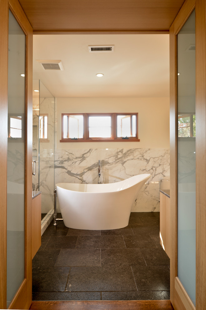 Свежая идея для дизайна: ванная комната в современном стиле с отдельно стоящей ванной, белой плиткой и плиткой из листового камня - отличное фото интерьера
