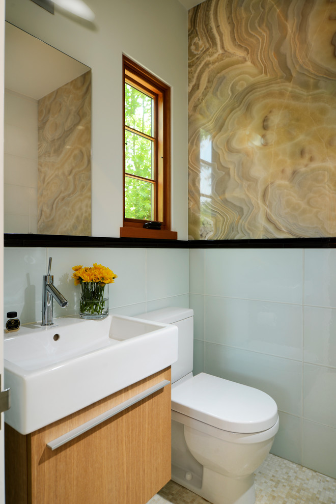 Inspiration pour une salle de bain design en bois brun avec un lavabo suspendu, un placard à porte plane, WC séparés et un carrelage bleu.