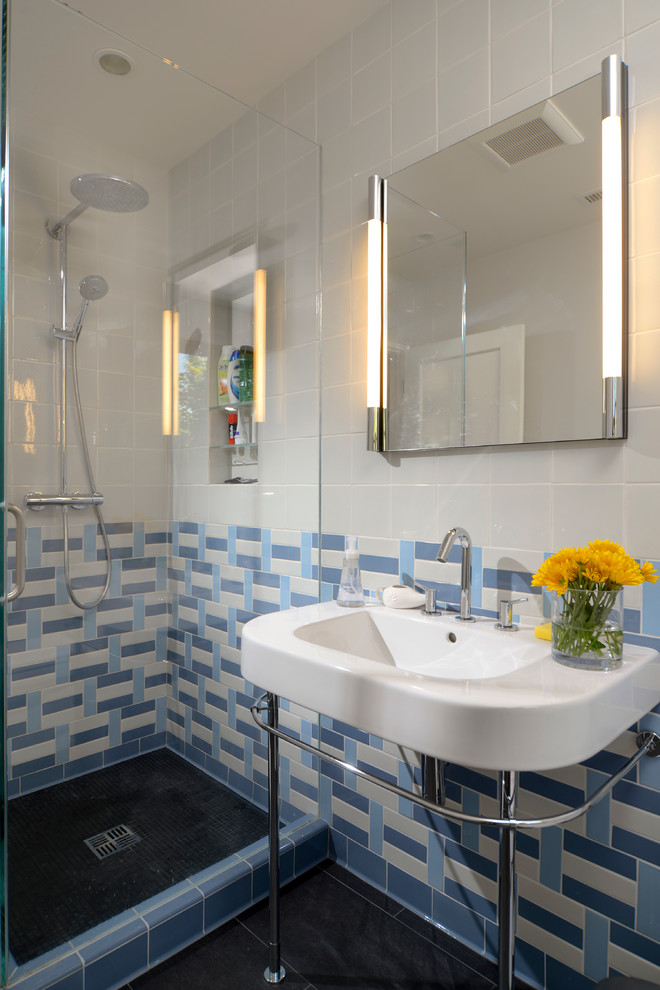 Источник вдохновения для домашнего уюта: ванная комната в современном стиле с консольной раковиной и зеркалом с подсветкой