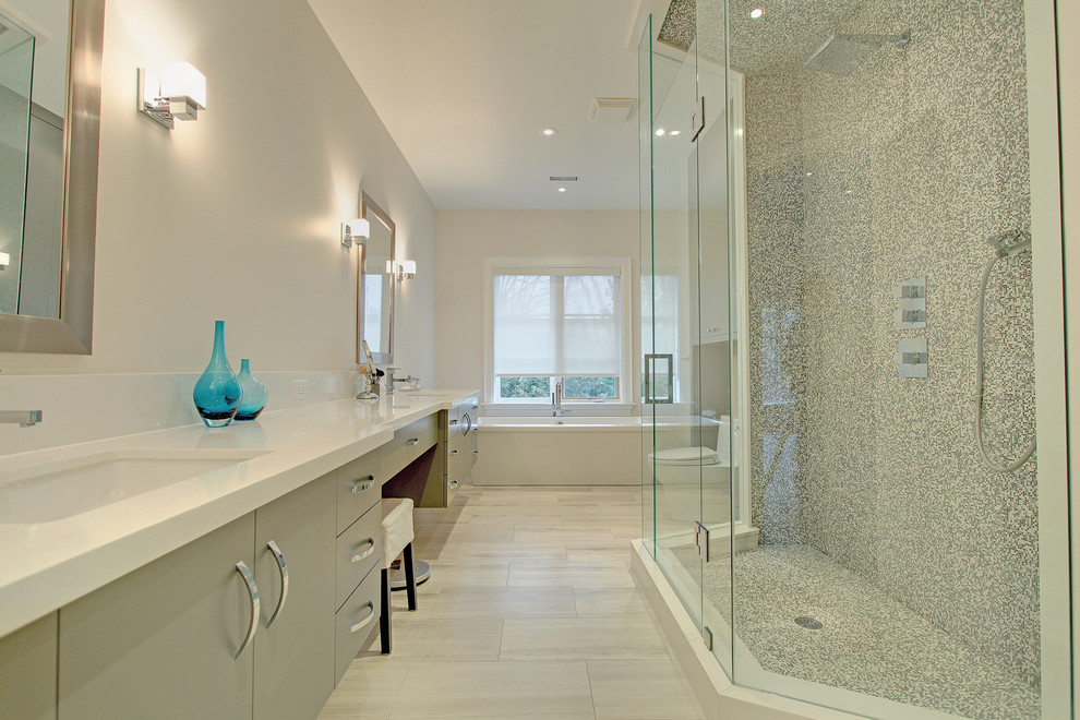 Modernes Badezimmer mit Unterbauwaschbecken, freistehender Badewanne, offener Dusche, Toilette mit Aufsatzspülkasten, Porzellanfliesen und Falttür-Duschabtrennung in Toronto