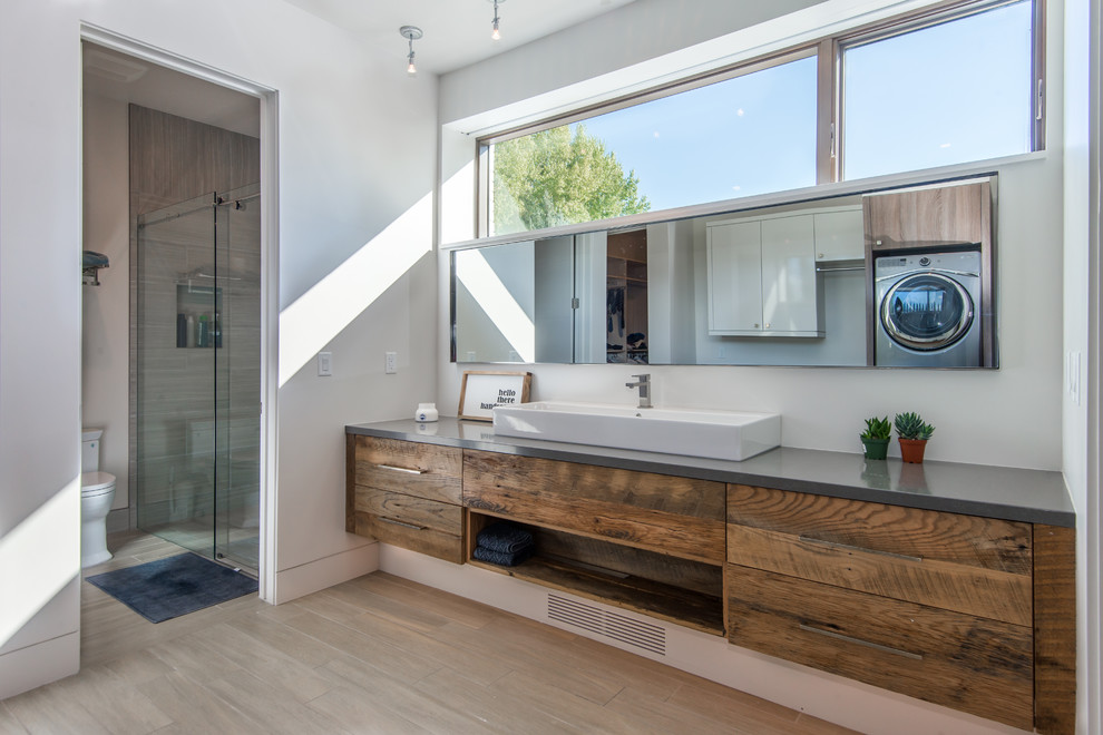 Großes Modernes Badezimmer mit dunklen Holzschränken, Nasszelle, weißer Wandfarbe, braunem Holzboden, integriertem Waschbecken, Quarzit-Waschtisch, weißem Boden, Falttür-Duschabtrennung und grauer Waschtischplatte in Salt Lake City
