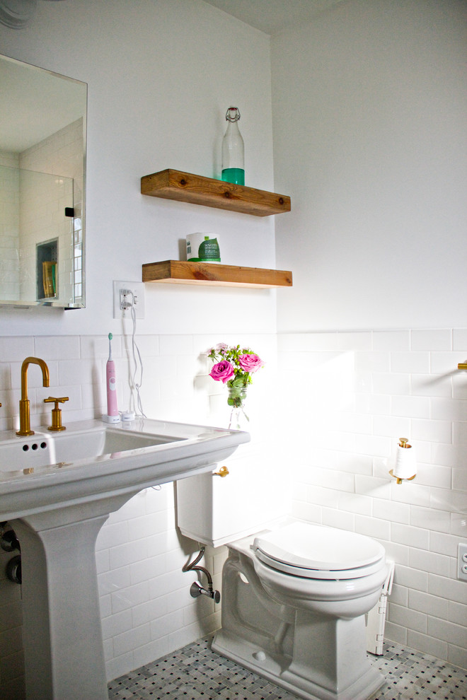 Immagine di una piccola stanza da bagno padronale moderna con WC a due pezzi, piastrelle bianche, piastrelle in ceramica, pareti bianche, pavimento con piastrelle a mosaico, lavabo a colonna e pavimento grigio
