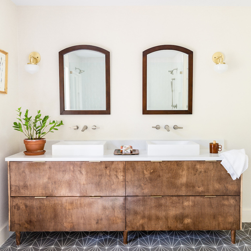 Idées déco pour une grande salle de bain principale classique en bois foncé avec un mur blanc, carreaux de ciment au sol, une vasque, un plan de toilette en quartz, un sol gris, un plan de toilette blanc et un placard à porte plane.