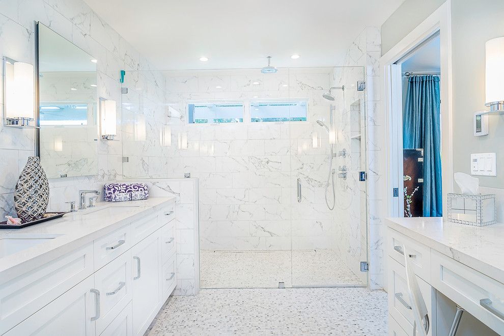 Bild på ett stort vintage en-suite badrum, med skåp i shakerstil, vita skåp, en kantlös dusch, vit kakel, mosaik, grå väggar, mosaikgolv, ett undermonterad handfat och bänkskiva i kvarts