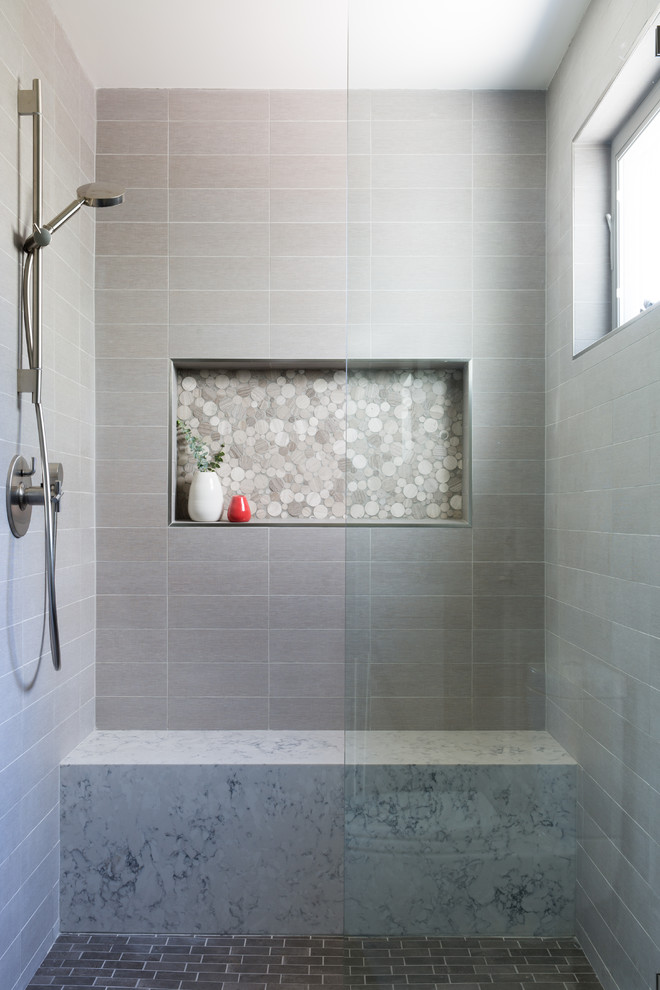 На фото: ванная комната среднего размера в стиле модернизм с душем в нише, серой плиткой, керамогранитной плиткой и открытым душем с