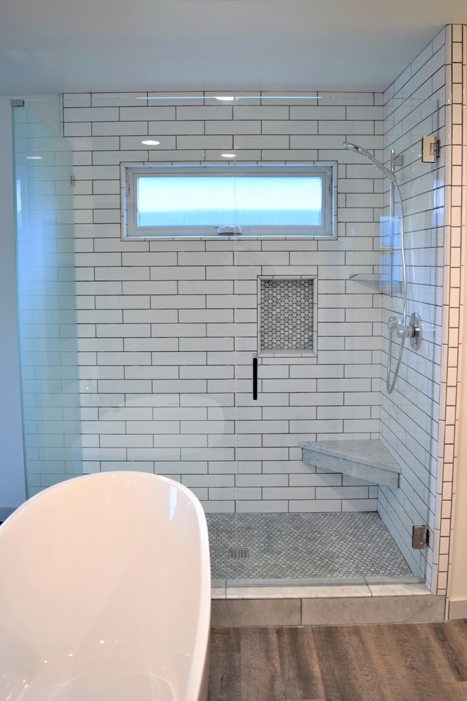 Стильный дизайн: главная ванная комната среднего размера в стиле модернизм с фасадами в стиле шейкер, серыми фасадами, отдельно стоящей ванной, угловым душем, унитазом-моноблоком, белой плиткой, керамической плиткой, белыми стенами, полом из линолеума, врезной раковиной, мраморной столешницей, коричневым полом и душем с распашными дверями - последний тренд