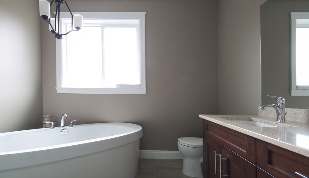 Modernes Badezimmer En Suite mit freistehender Badewanne, Eckdusche, grauen Fliesen, brauner Wandfarbe, hellbraunen Holzschränken, Wandtoilette mit Spülkasten, Unterbauwaschbecken und Schrankfronten im Shaker-Stil in Vancouver