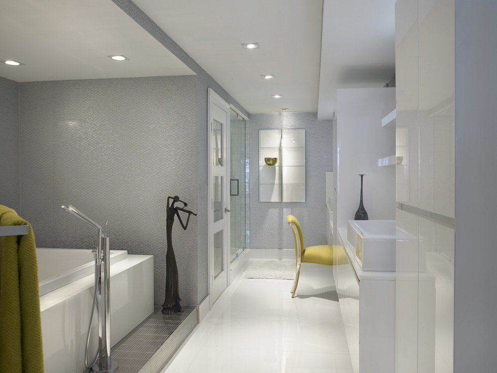 Modern inredning av ett mellanstort vit vitt en-suite badrum, med släta luckor, vita skåp, ett badkar i en alkov, en dusch i en alkov, en toalettstol med hel cisternkåpa, grå kakel, grå väggar, mosaikgolv, ett avlångt handfat, bänkskiva i akrylsten, flerfärgat golv och dusch med gångjärnsdörr