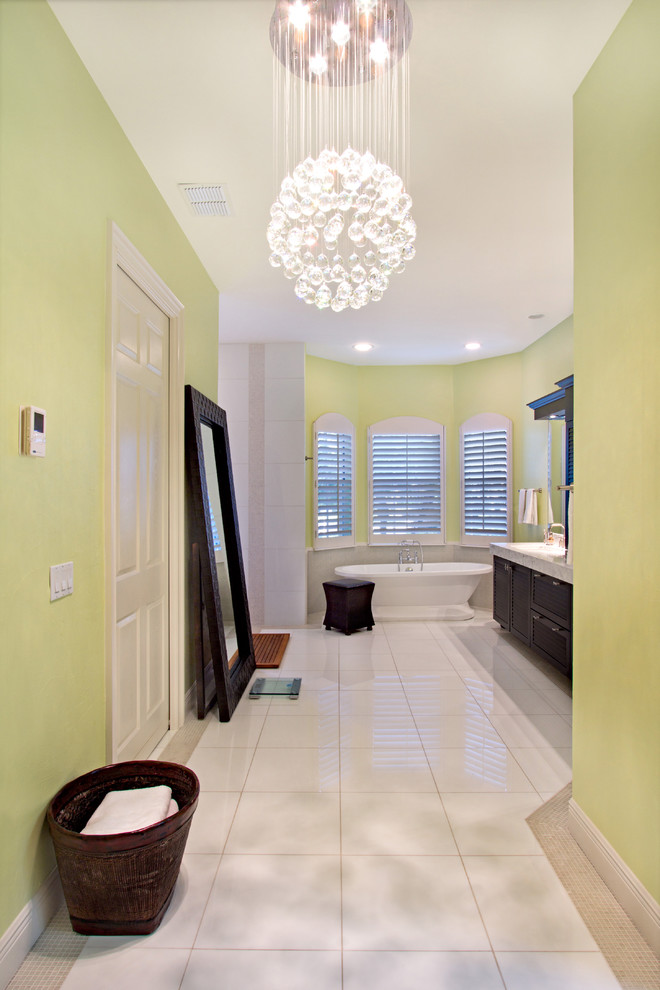 Источник вдохновения для домашнего уюта: узкая и длинная ванная комната в современном стиле с отдельно стоящей ванной