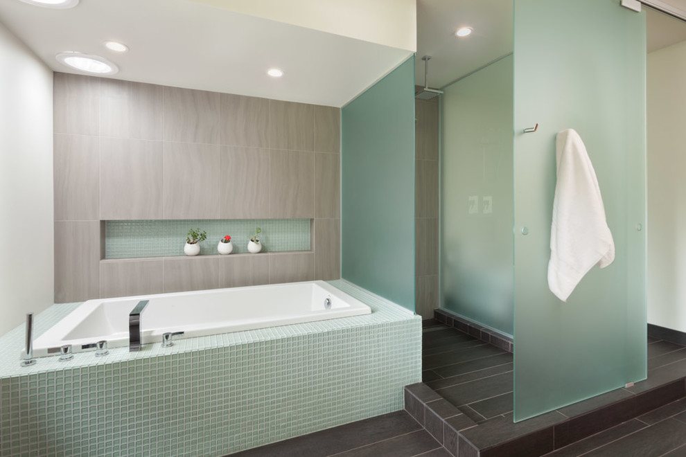Modern inredning av ett stort en-suite badrum, med mosaik, ett platsbyggt badkar, en kantlös dusch, grå kakel, vita väggar, skiffergolv, grått golv och med dusch som är öppen