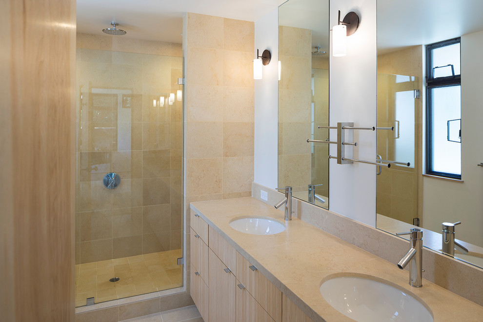 Esempio di una grande stanza da bagno padronale contemporanea con ante lisce, ante in legno chiaro, doccia alcova, piastrelle beige, piastrelle in gres porcellanato, pareti beige, pavimento in gres porcellanato, lavabo sottopiano e top in pietra calcarea