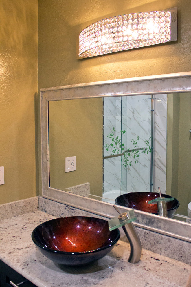 Inspiration för små moderna badrum, med skåp i shakerstil, svarta skåp, ett badkar i en alkov, en dusch i en alkov, en toalettstol med hel cisternkåpa, vit kakel, porslinskakel, gröna väggar, klinkergolv i keramik, ett fristående handfat och granitbänkskiva