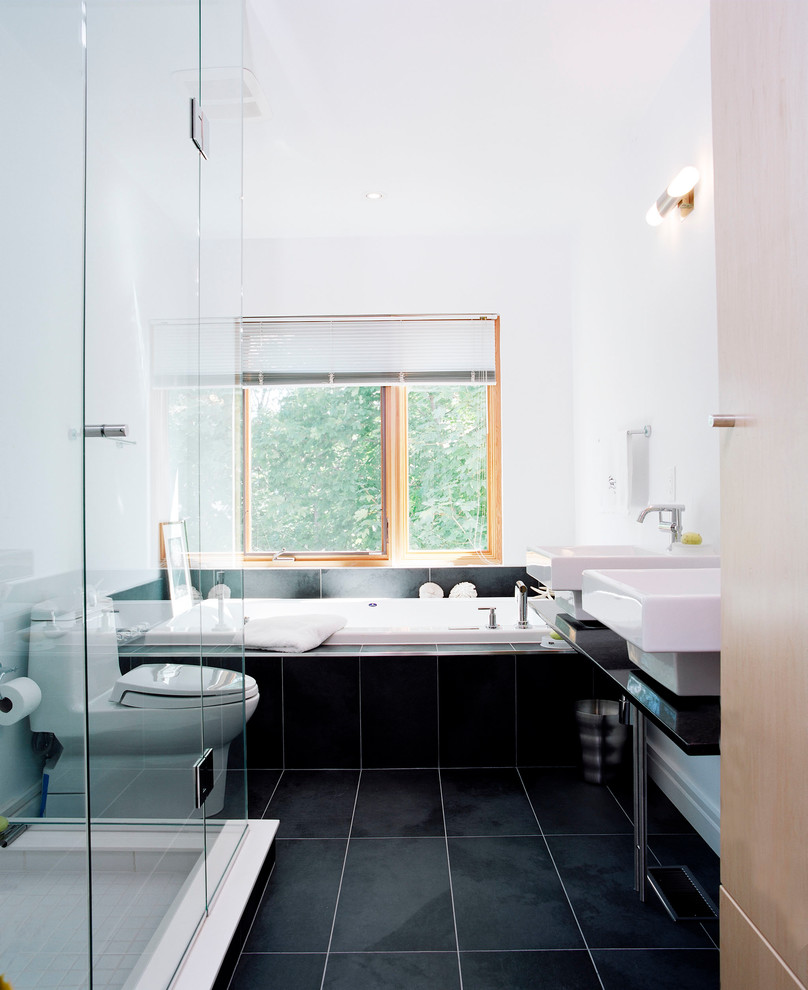 Aménagement d'une salle de bain contemporaine avec une baignoire posée, une douche d'angle, WC à poser, un mur blanc et une vasque.