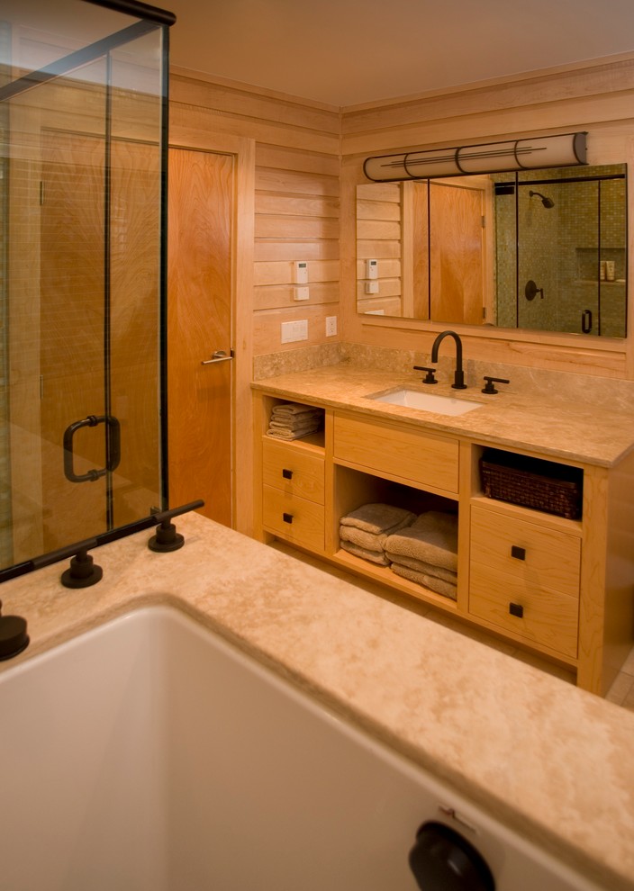 Idee per una stanza da bagno minimal con ante lisce, ante in legno chiaro, pavimento in travertino e lavabo sottopiano