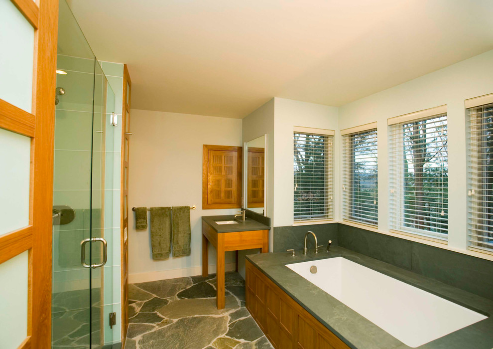 Идея дизайна: ванная комната в классическом стиле с открытыми фасадами, фасадами цвета дерева среднего тона, полновстраиваемой ванной, душем в нише, полом из сланца, врезной раковиной и столешницей из талькохлорита